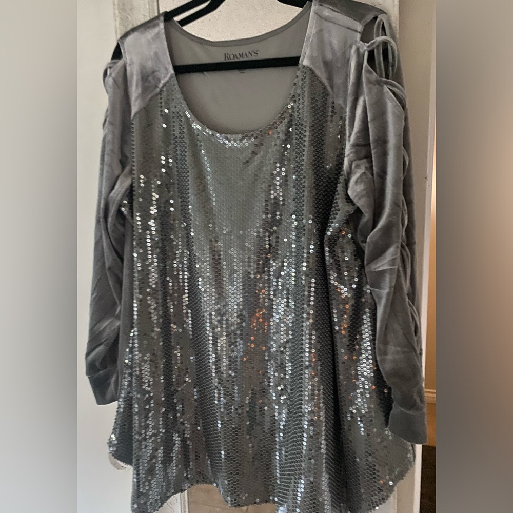 Roman’s women’s top